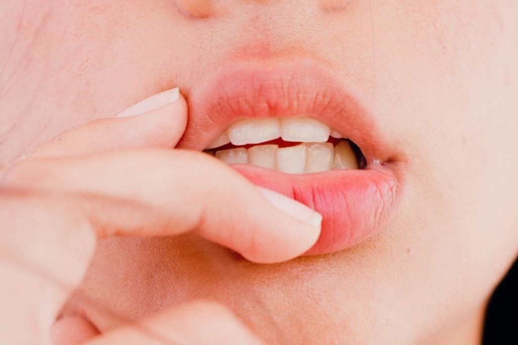 Zawsze pięknie zaznaczone usta – na czym polega makijaż permanentny ust?