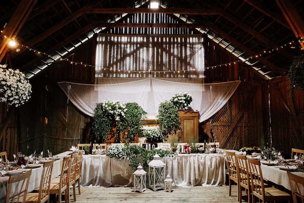 Urokliwe wesele w stodole, czyli niezapomniana uroczystość w bliskości natury 🌻