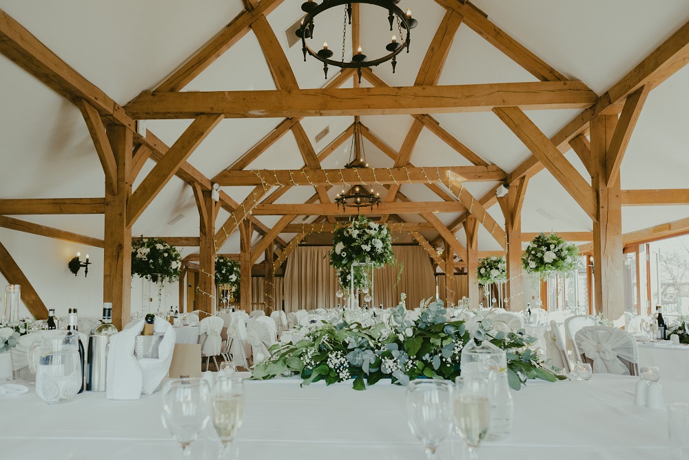 Wesele w stodole - pięknie przyozdobiona stodoła na wesele