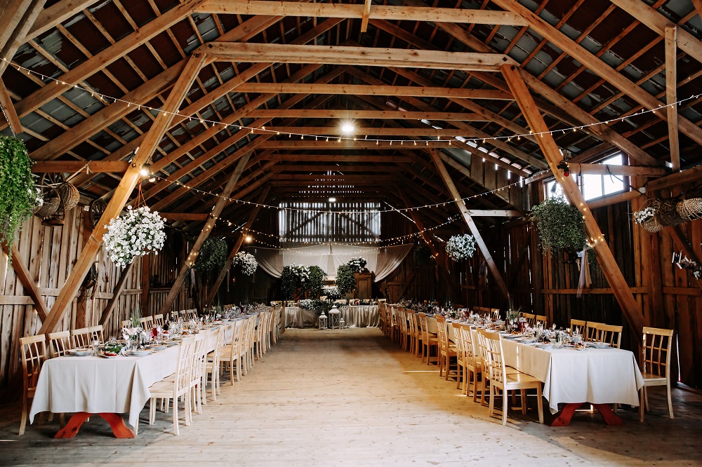 Wesele w stodole - stoły weselne ustawione w stodole