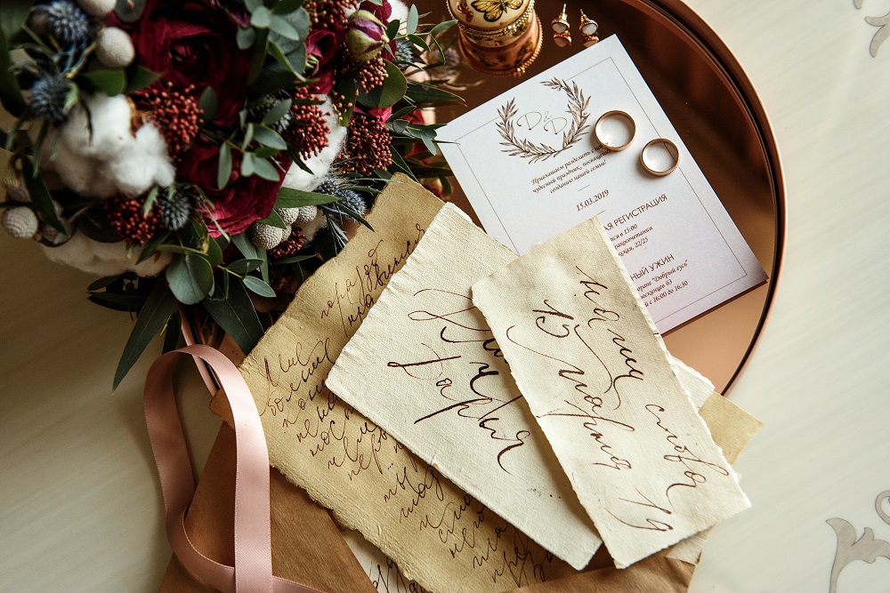 jak napisać zaproszenie - eleganckie zaproszenia ślubne wraz z kwiatami i obrączkami