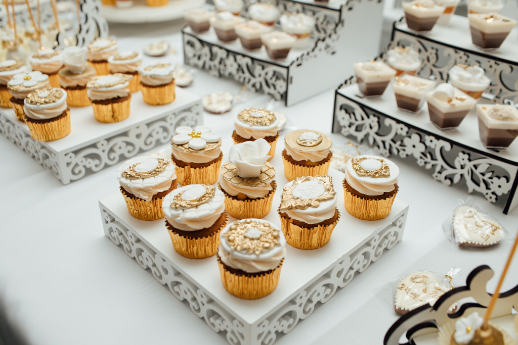 Słodki stół na wesele - pięknie udekorowane muffiny
