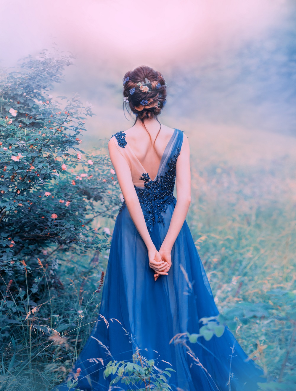 Kolorowe suknie ślubne. Dziewczyna w ślicznej, niebieskiej sukience.