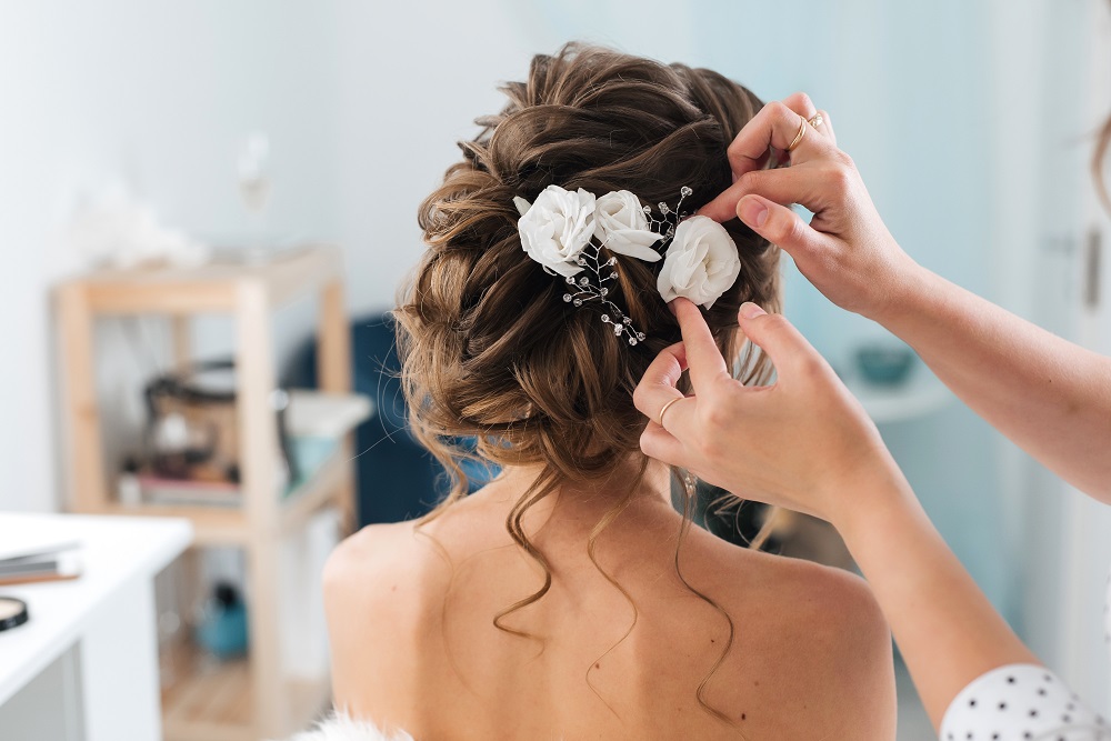 upięcia na wesele - kok z kwiatami we włosach