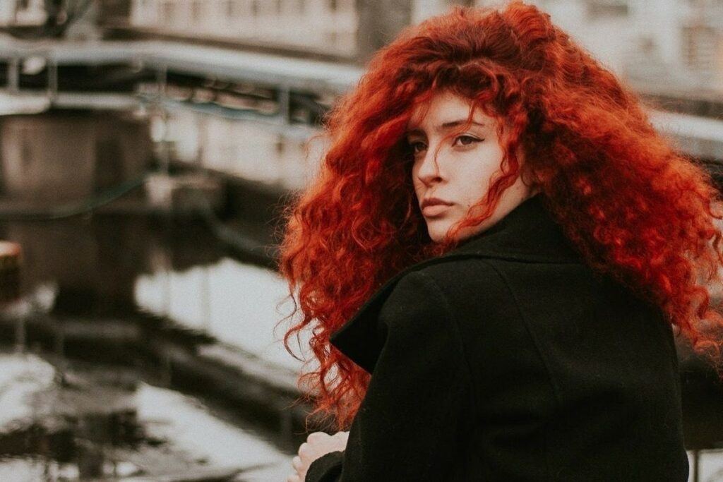 Kobieta z rudymi włosami - jak dobrać kolor włosów