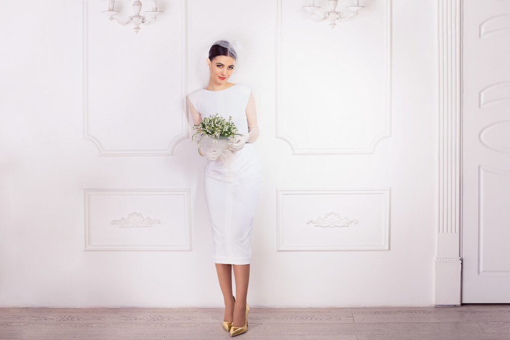 krótka suknia ślubna - panna młoda w białej sukience midi