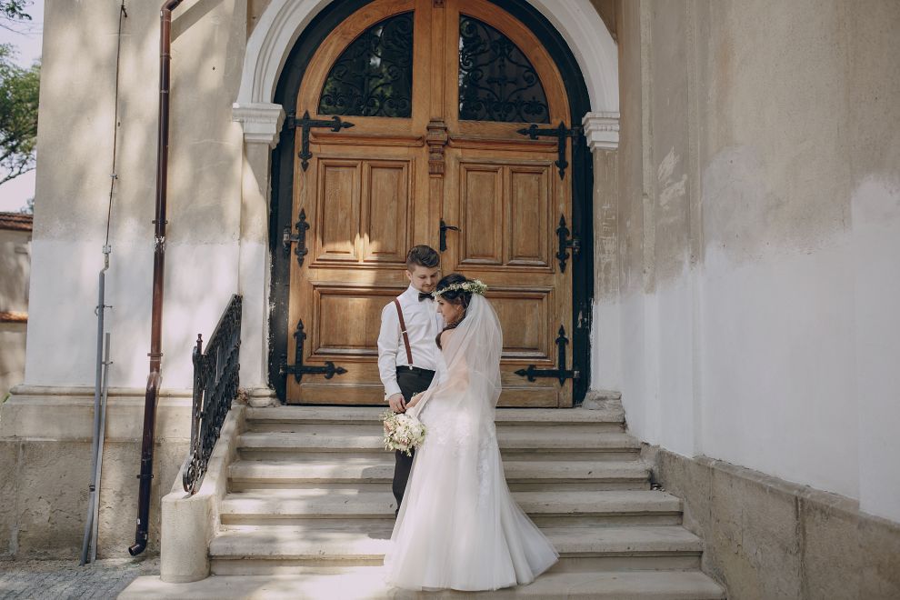 Psalmy do ślubu - para młoda stojąca przed wejściem do kościoła