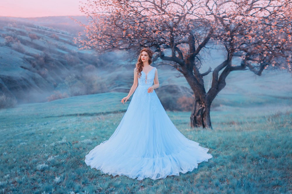 Kolorowe suknie ślubne. Śliczna dziewczyna w niebieskiej sukience księżniczce.