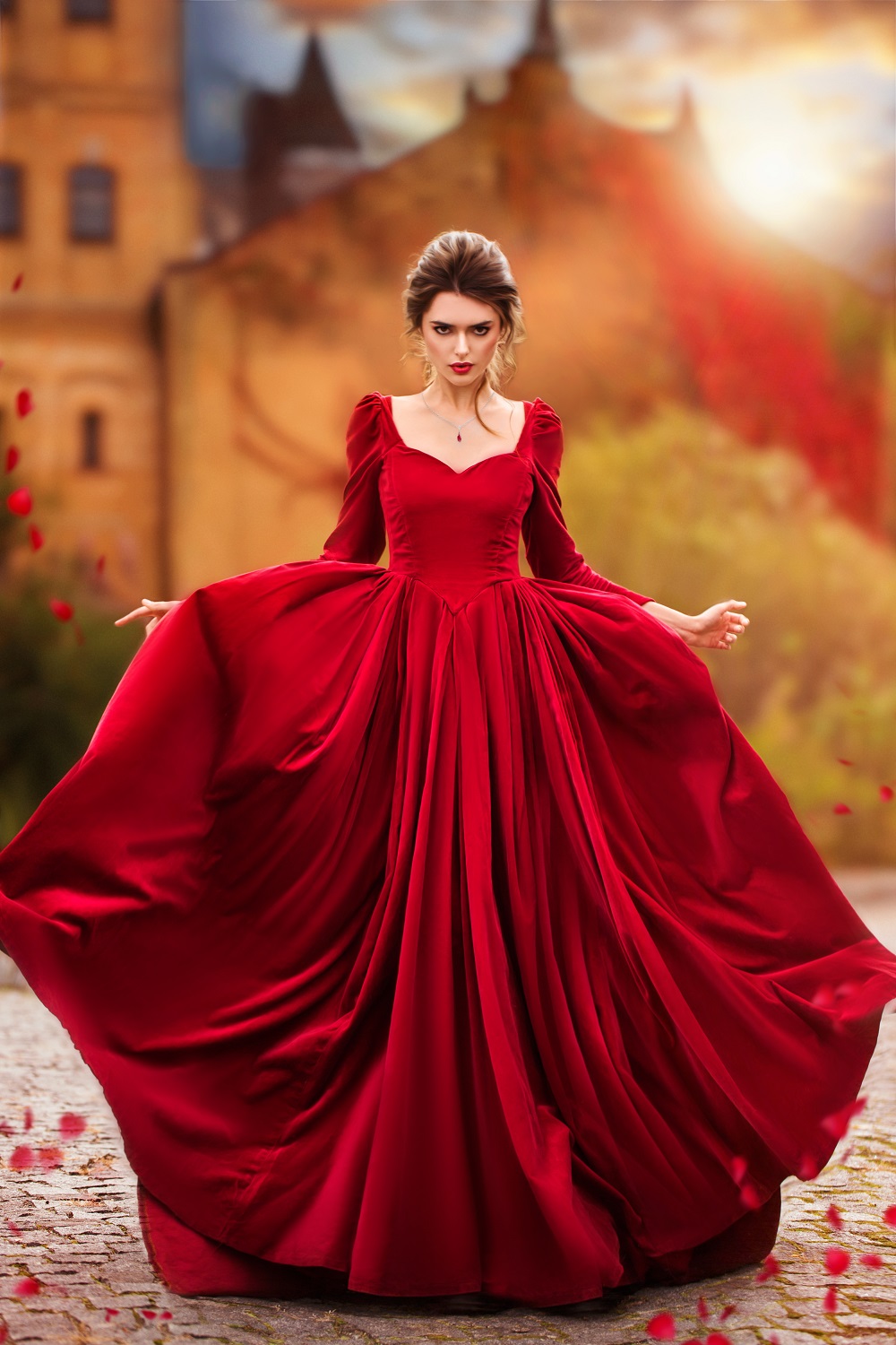 Kolorowe suknie ślubne. Piękna kobieta w długiej, bajkowej czerwonej sukni.