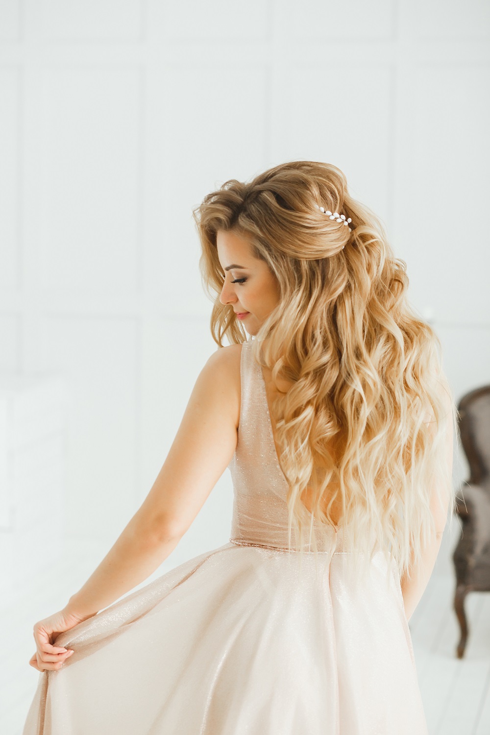 upięcia na wesele - pół-upięcie na rozpuszczonych blond włosach