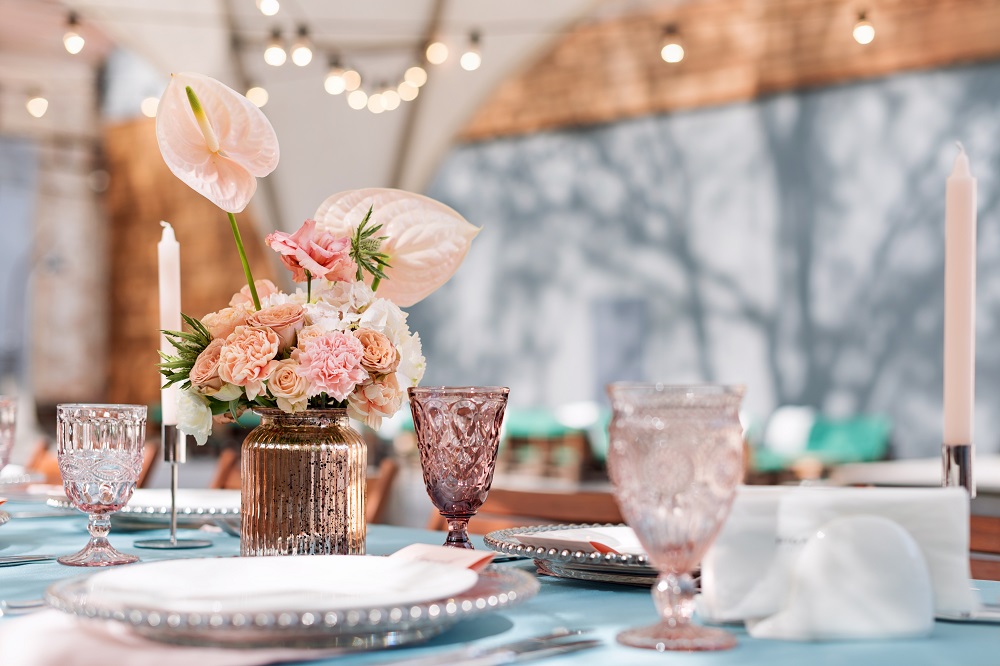 style weselne - piękne różowe kwiaty i dekoracje na stole weselnym