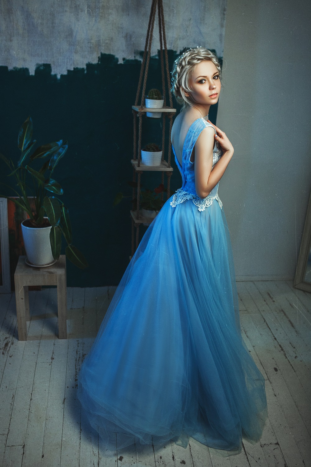 Kolorowe suknie ślubne. Śliczna dziewczyna w niebieskiej delikatnej sukni księżniczce.