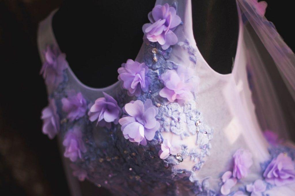Kolorowe suknie ślubne. Fioletowa suknia ślubna w kwiaty.