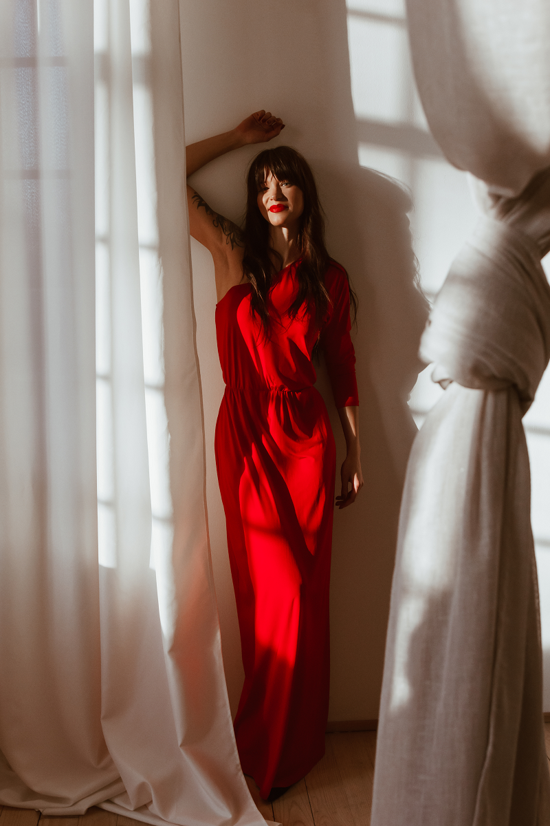 Asymetryczna czerwona sukienka na wesele