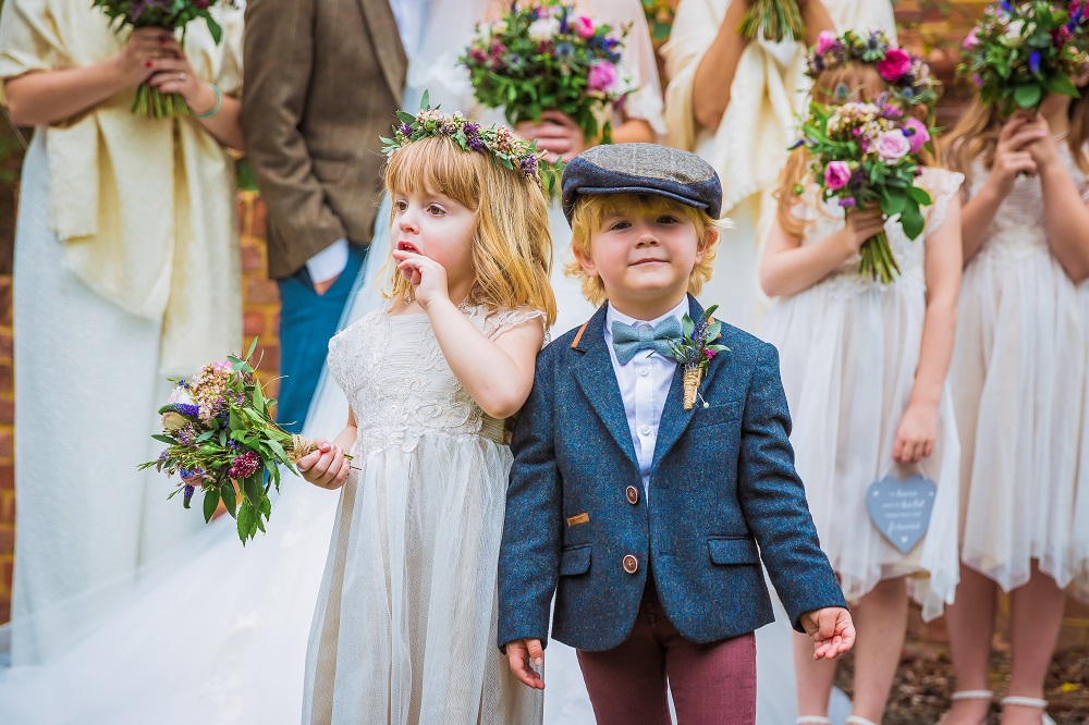 Niespodzianka na wesele - dzieci sypiące kwiatami na weselu