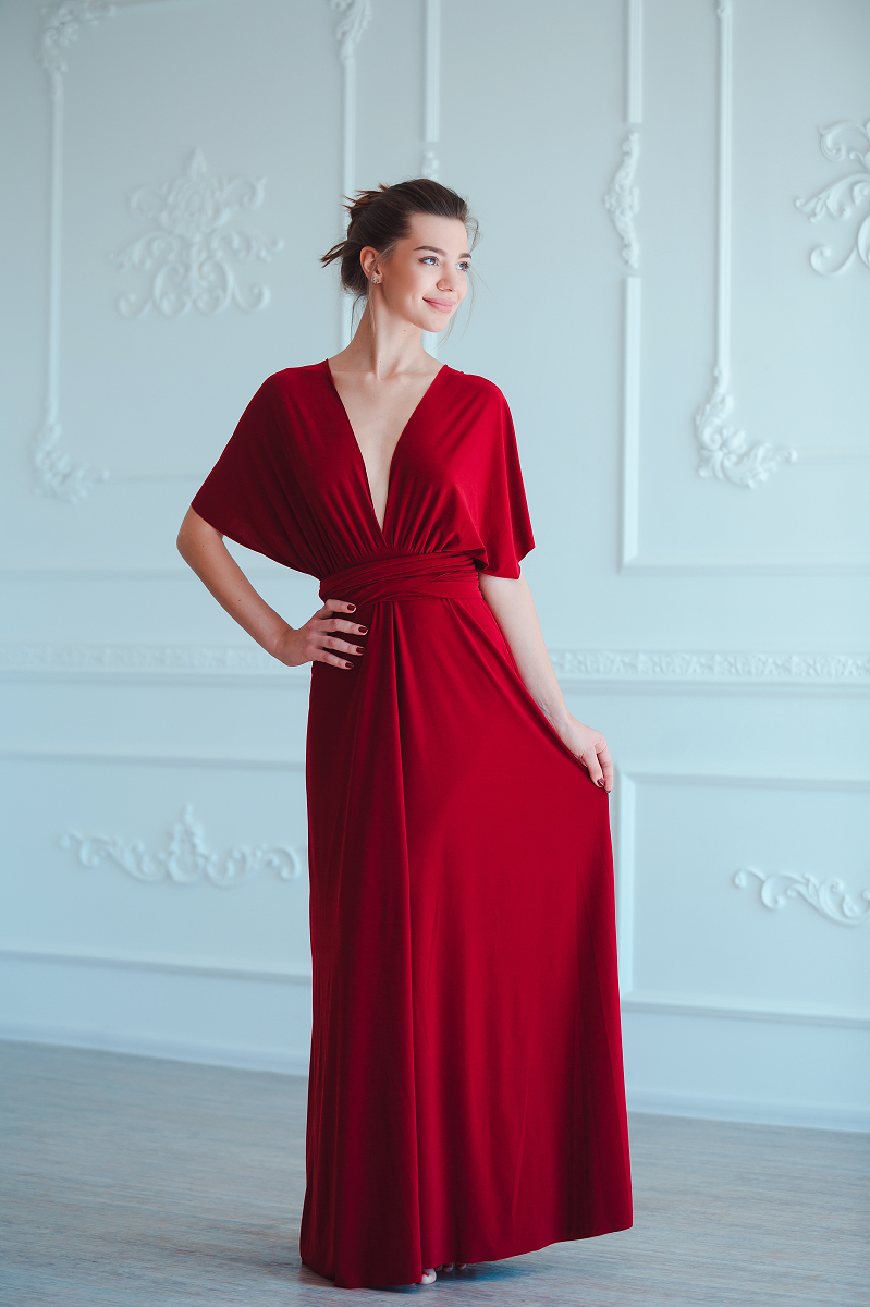 Czerwona sukienka na wesele maxi z kopertowym dekoltem