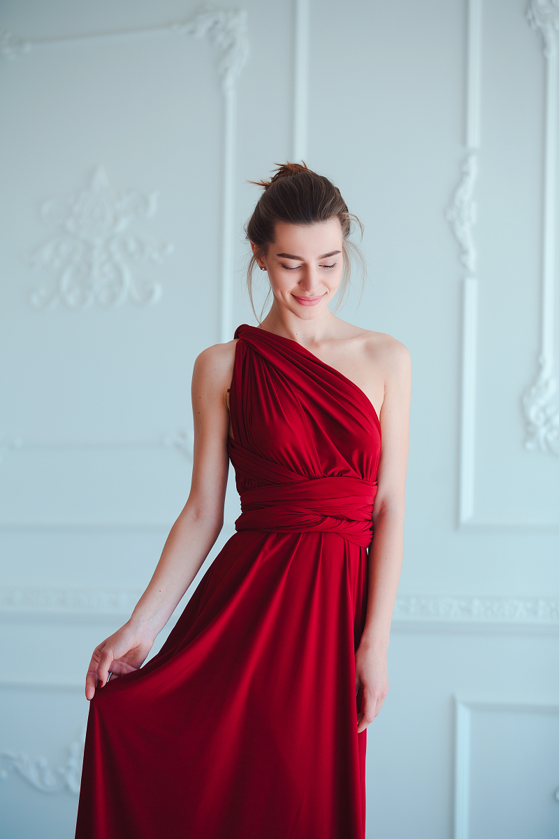 Czerwona sukienka na wesele na jedno ramię