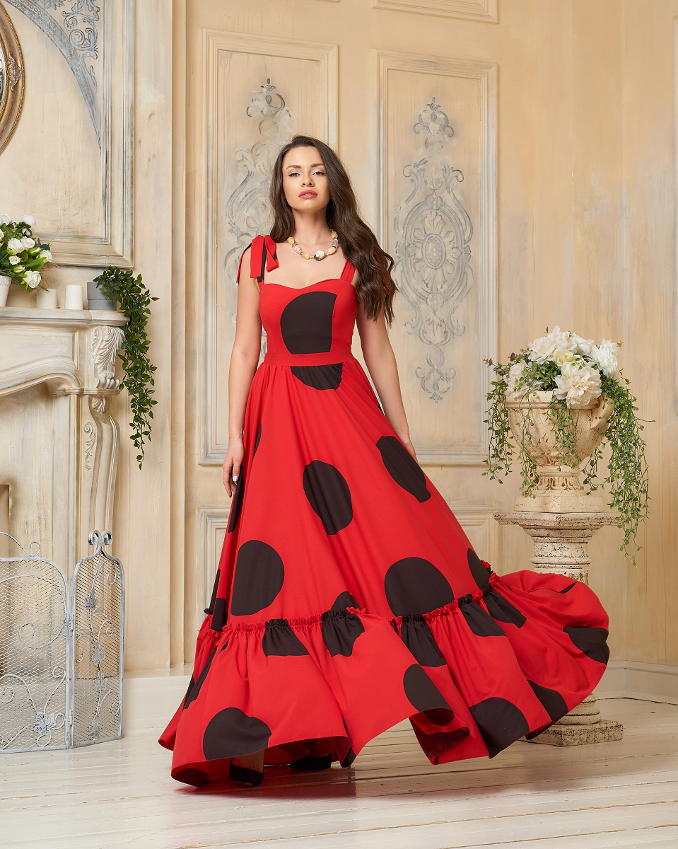 Czerwona sukienka na wesele w czarne koła