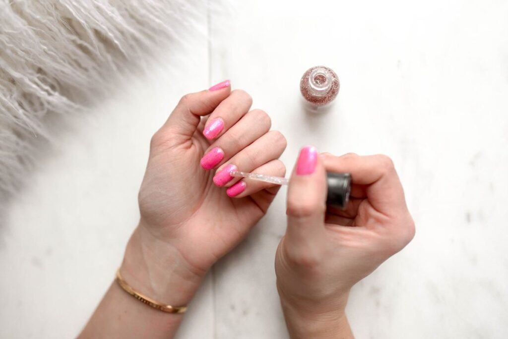 Jak malować paznokcie i zrobić perfekcyjny manicure w domu?