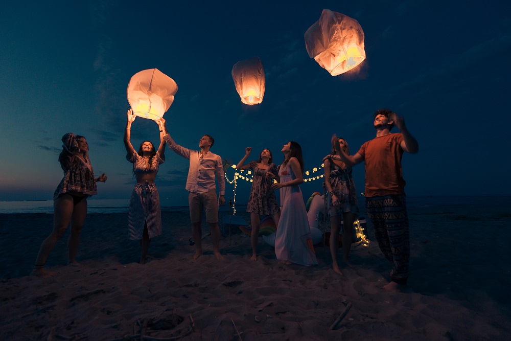 Niespodzianka na wesele - lampiony wypuszczane nocą na plaży