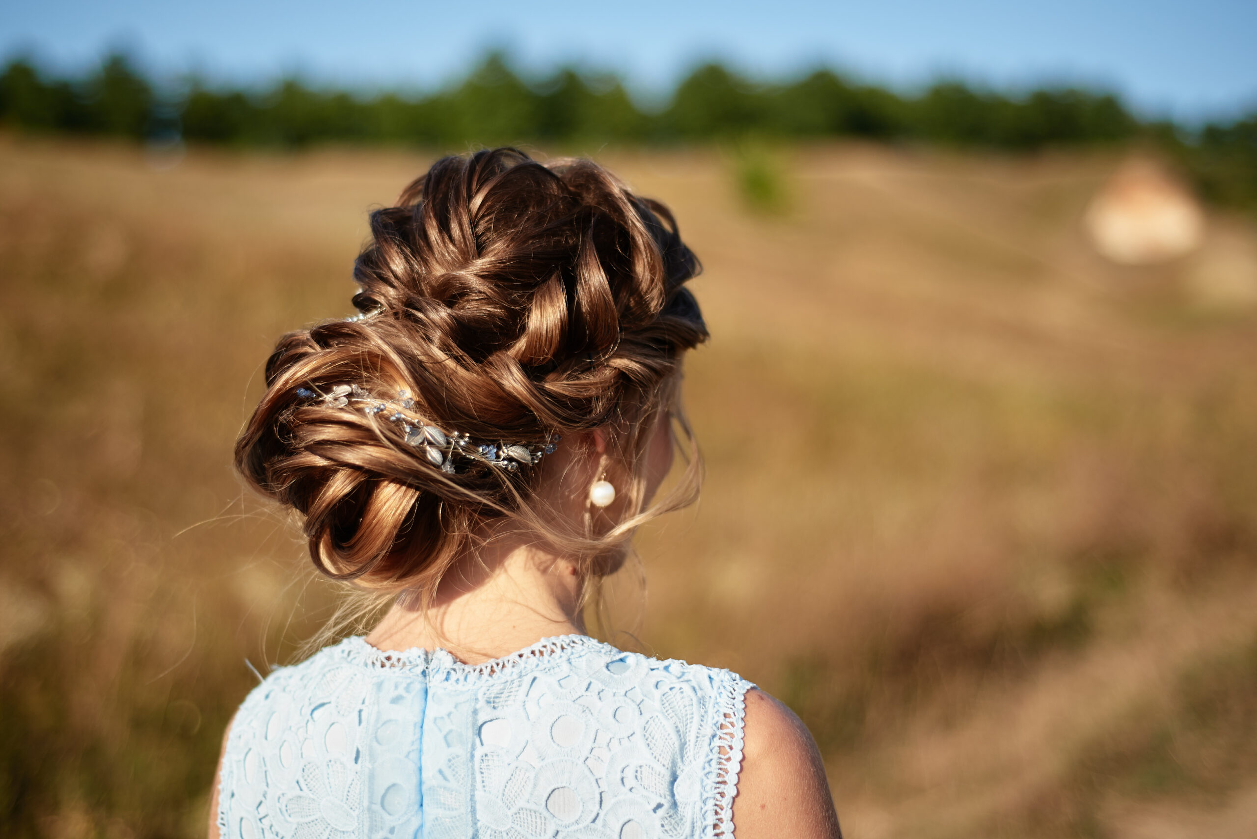fryzura na wesele włosy upięte i ozdobione