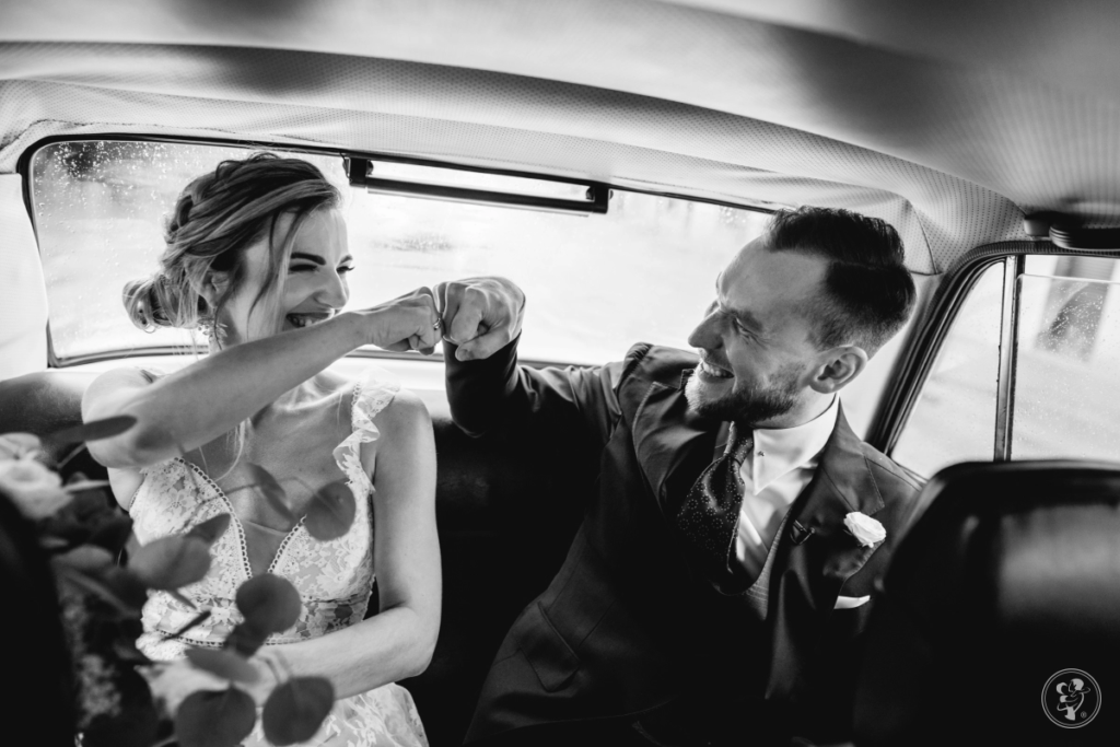 Reportaż ślubny - para młoda w samochodzie do ślubu