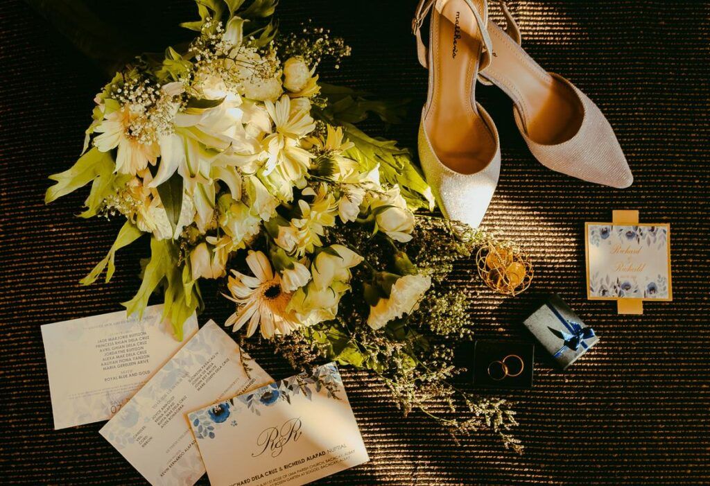 Zaproszenia ślubne wśród kwiatów