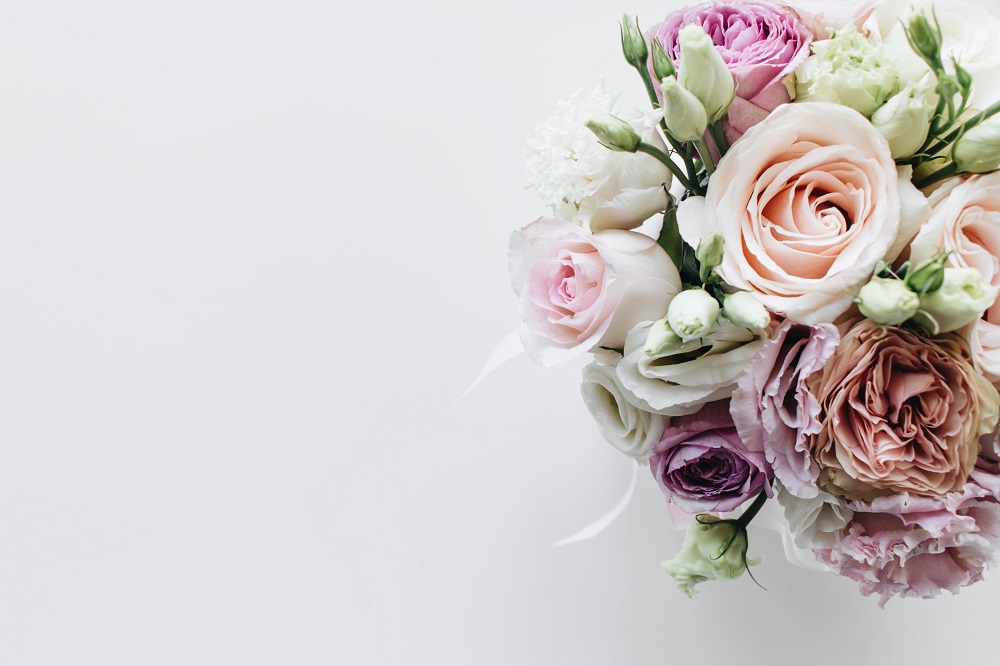 Bukiety ślubne z róż. Śliczny bukiet z różowych i fioletowych róż.