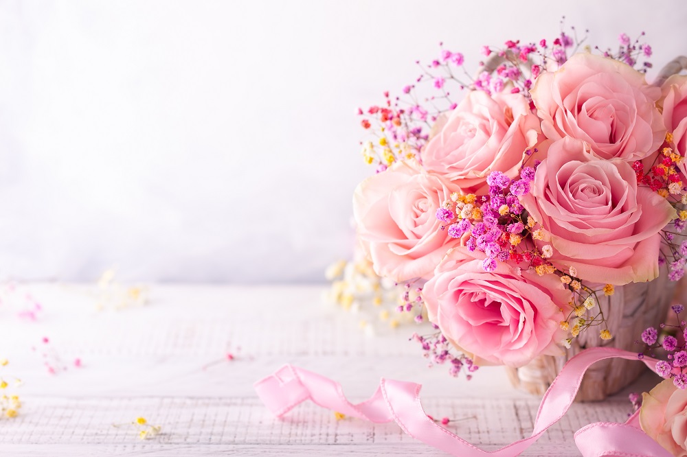Bukiety ślubne z róż. Bukiet z różowych róż i kolorowej gipsówki.