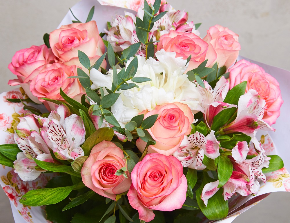 Bukiety ślubne z róż. Bukiet z różowych róż i białych frezji.