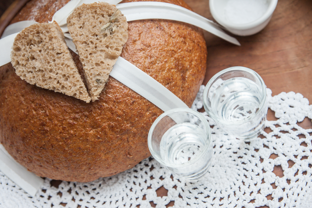Powitanie młodej pary chlebem i solą - poczęstunek dla nowożeńców