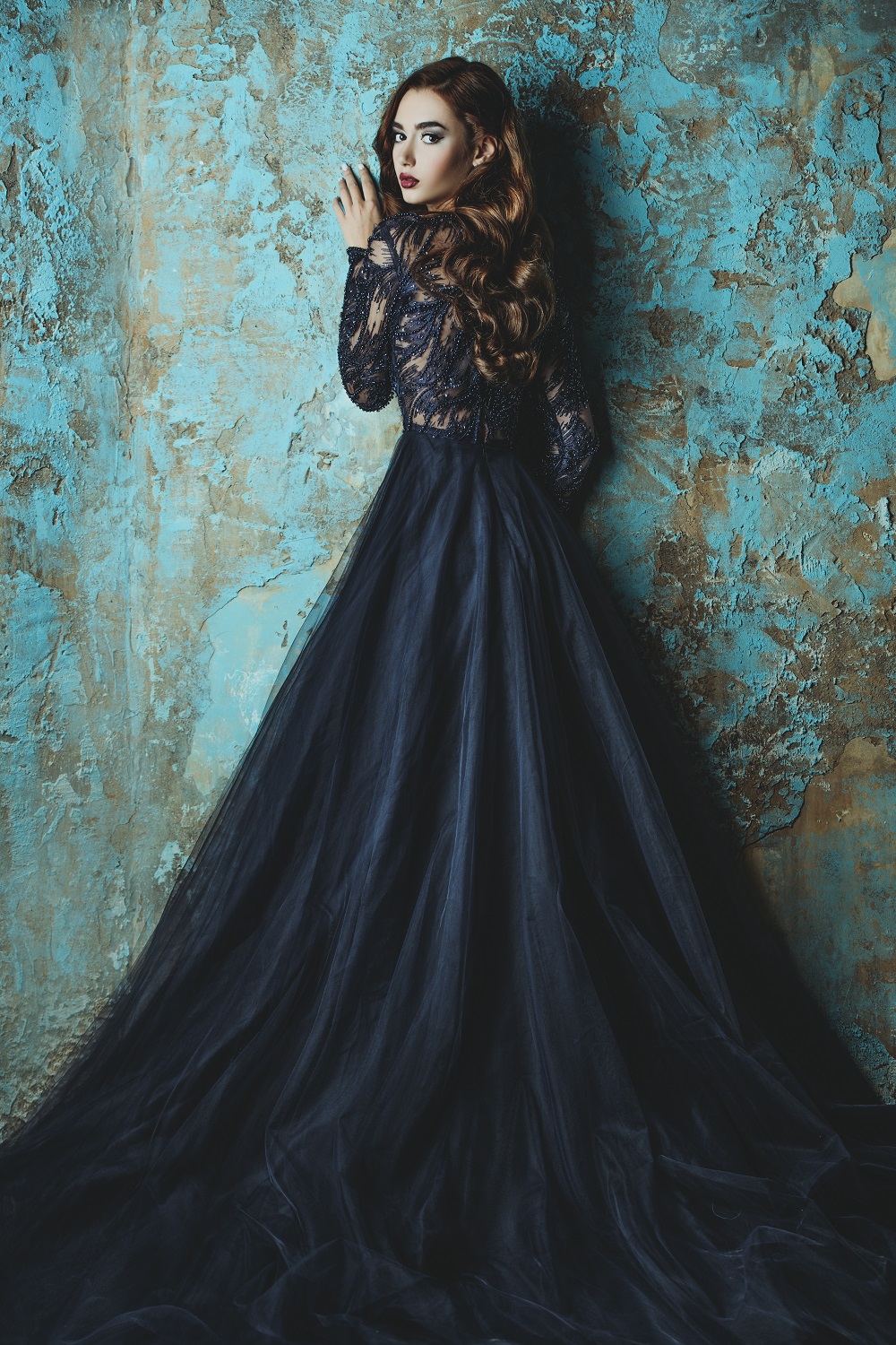 Czarna suknia ślubna z górą z koronki