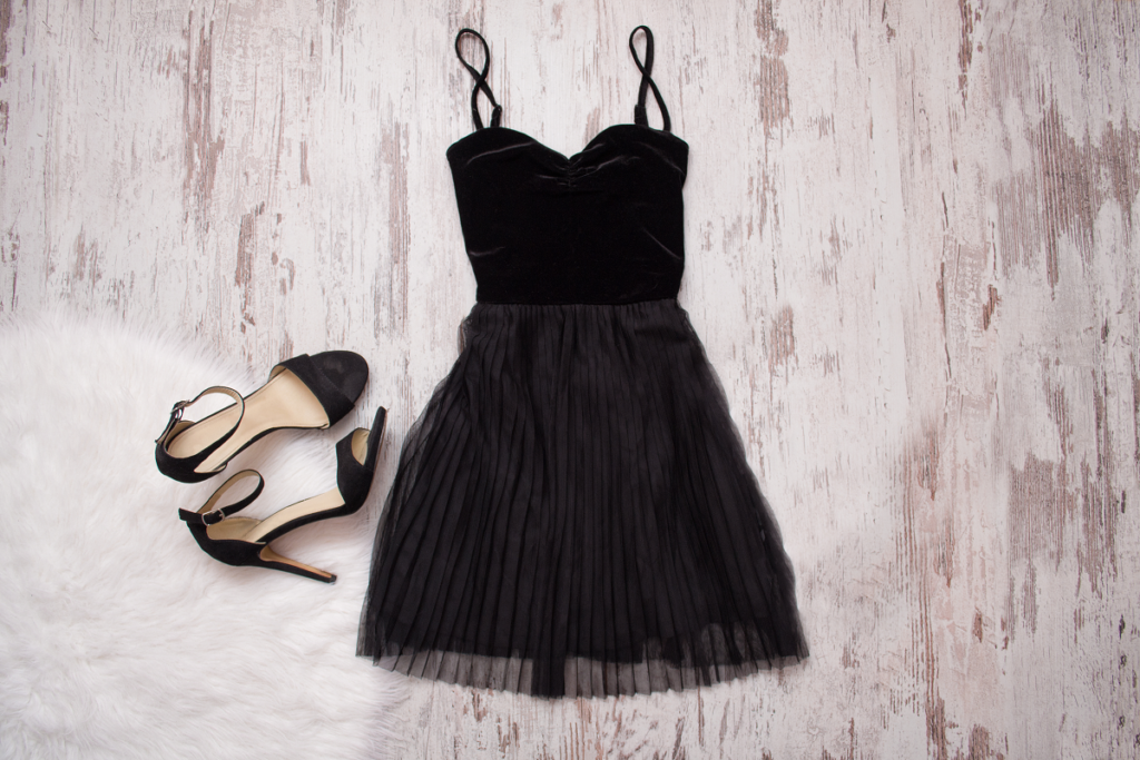 Czarna sukienka na wesele i czarne buty