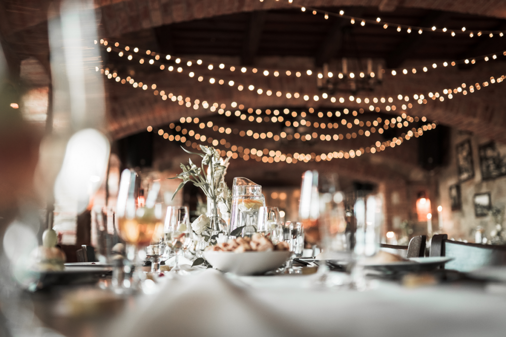 Wesele międzynarodowe - dekoracje stołu na wesele 