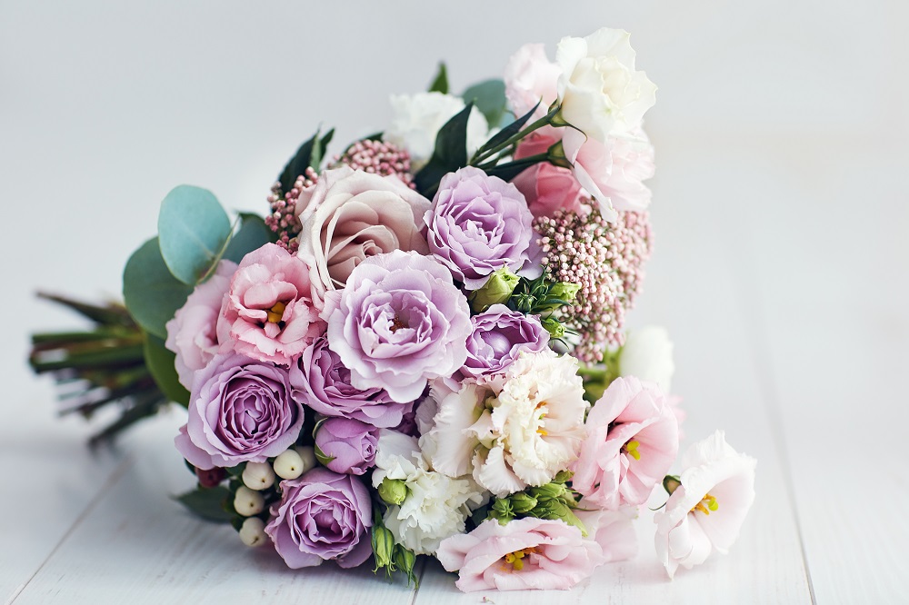 Bukiety ślubne z róż. Kolorowy bukiet z fioletowych peonii i róż.