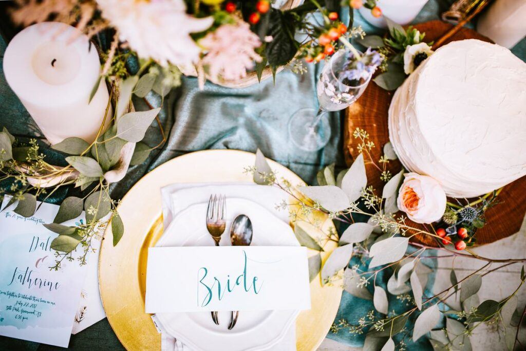 Niezwykłe dekoracje stołu pary młodej – kto powinien przy nim siedzieć?