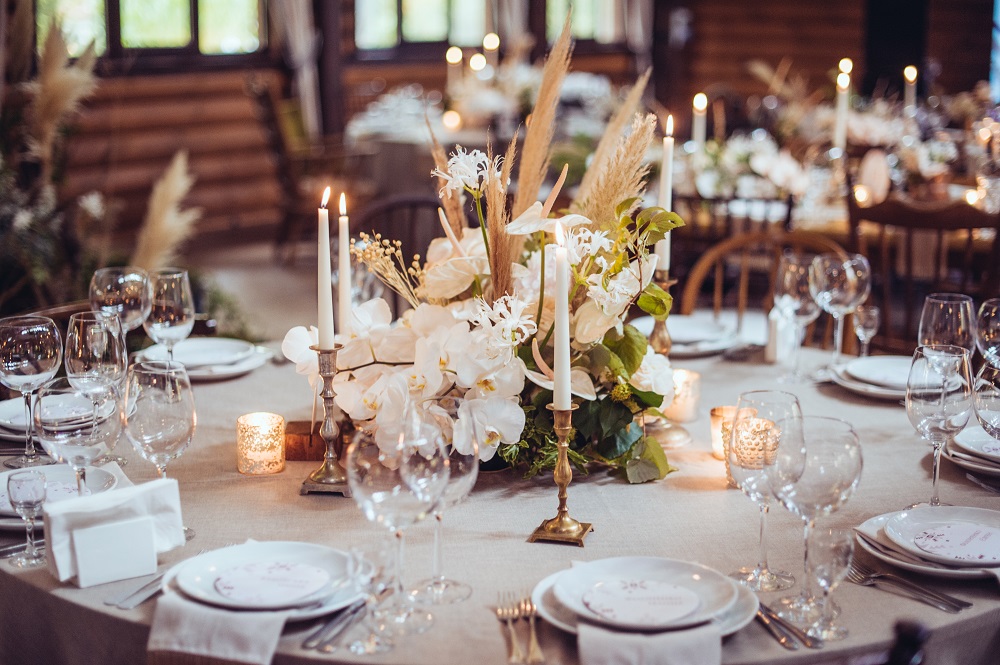 Ślub humanistyczny. Dekoracje stołu weselnego w rustykalnym stylu.