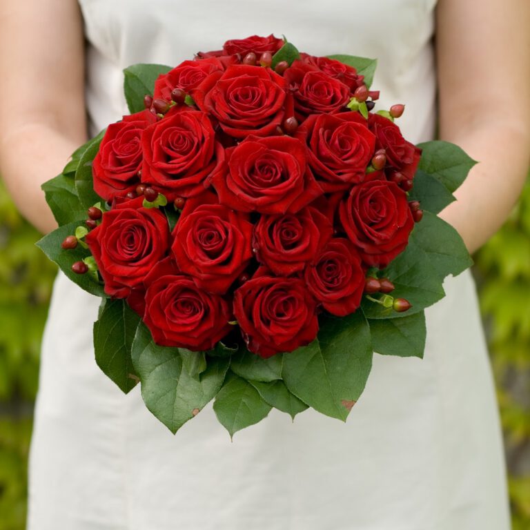 Bukiety ślubne z róż. Mały bukiecik czerwonych róż.