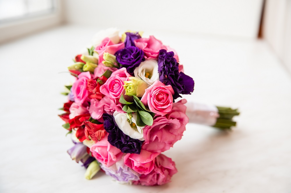 Bukiety ślubne z róż. Mały bukiecik z kolorowych kwiatów.