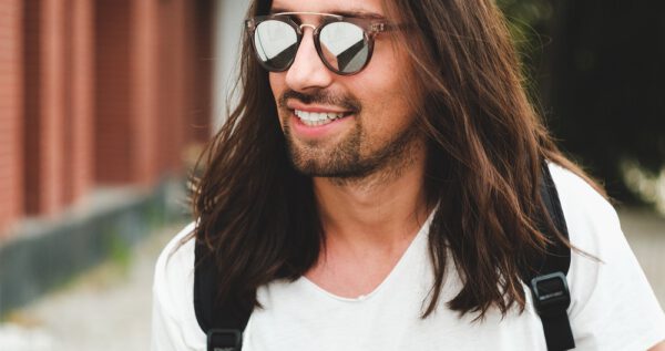 Fryzury męskie na długie włosy – stylowe propozycje!