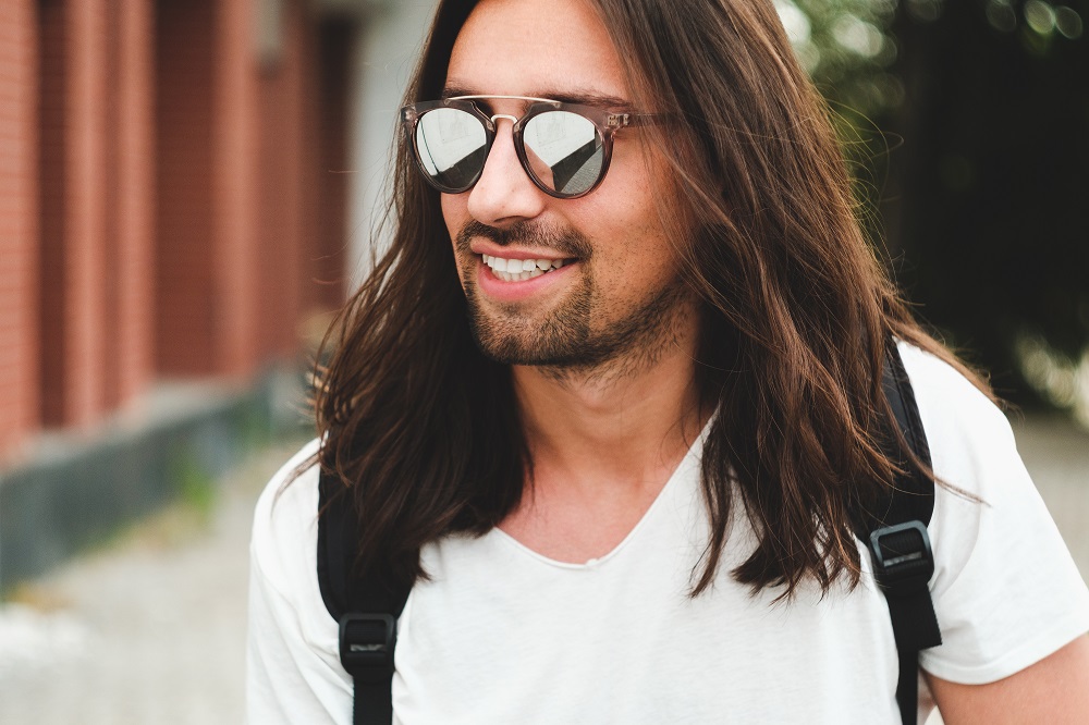 Fryzury męskie na długie włosy – stylowe propozycje!