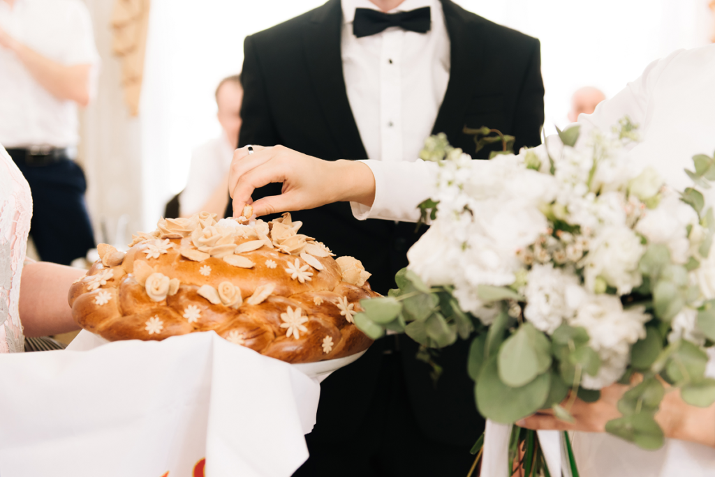 Powitanie młodej pary chlebem i solą - poczęstunek na sali weselnej