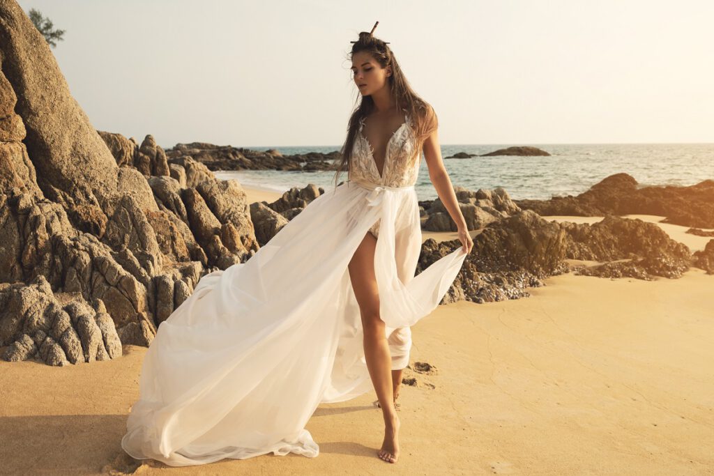 suknia ślubna z rozcięciem - panna młoda na plaży