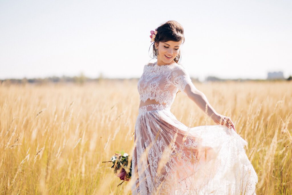 suknia ślubna litera a - panna młoda w pięknej sukni na polu