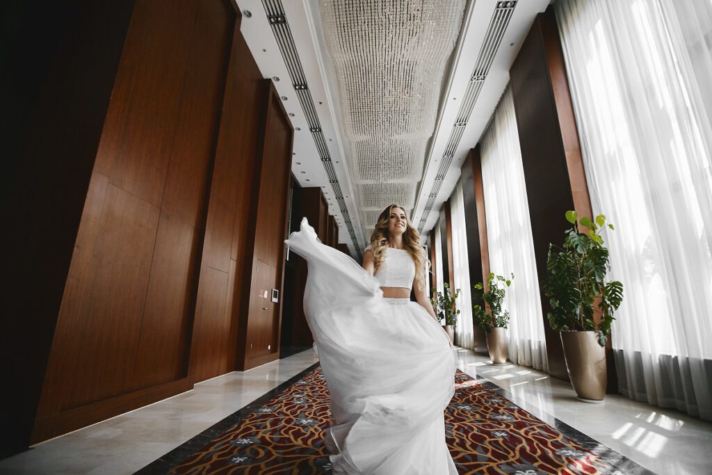Dwuczęściowa suknia ślubna - panna młoda w holu hotelu