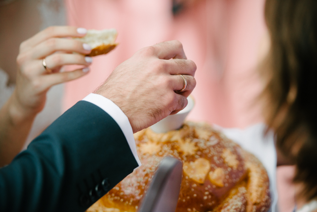 Powitanie młodej pary chlebem i solą - nowożeńcy podczas poczęstunku 