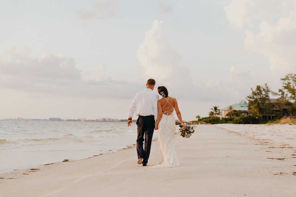 Ślub humanistyczny. Para młoda spacerująca po plaży.