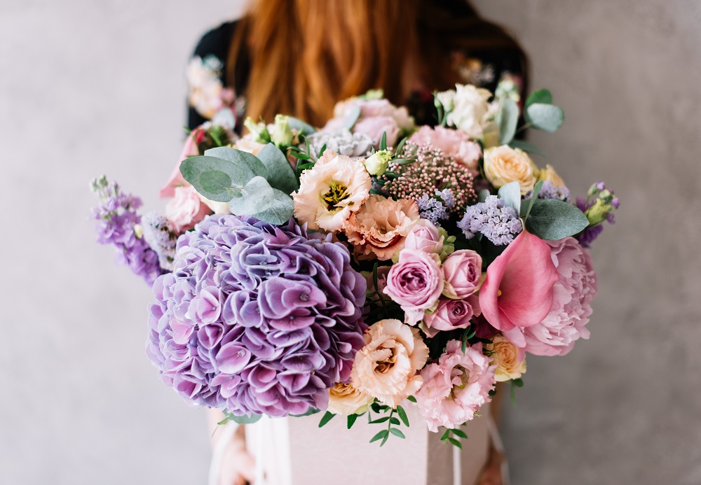 Bukiety ślubne z róż. Piękny bukiet kwiatów w różnych kolorach.