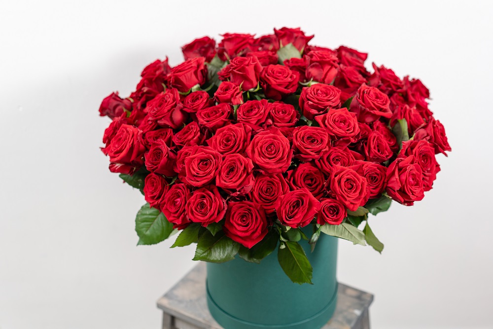 Bukiety ślubne z róż. Duży bukiet pięknych czerwonych róż.