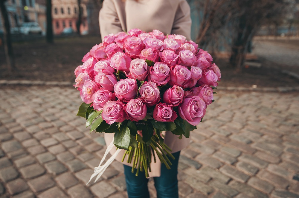 Bukiety ślubne z róż. Piękny, duży bukiet różowych róż.